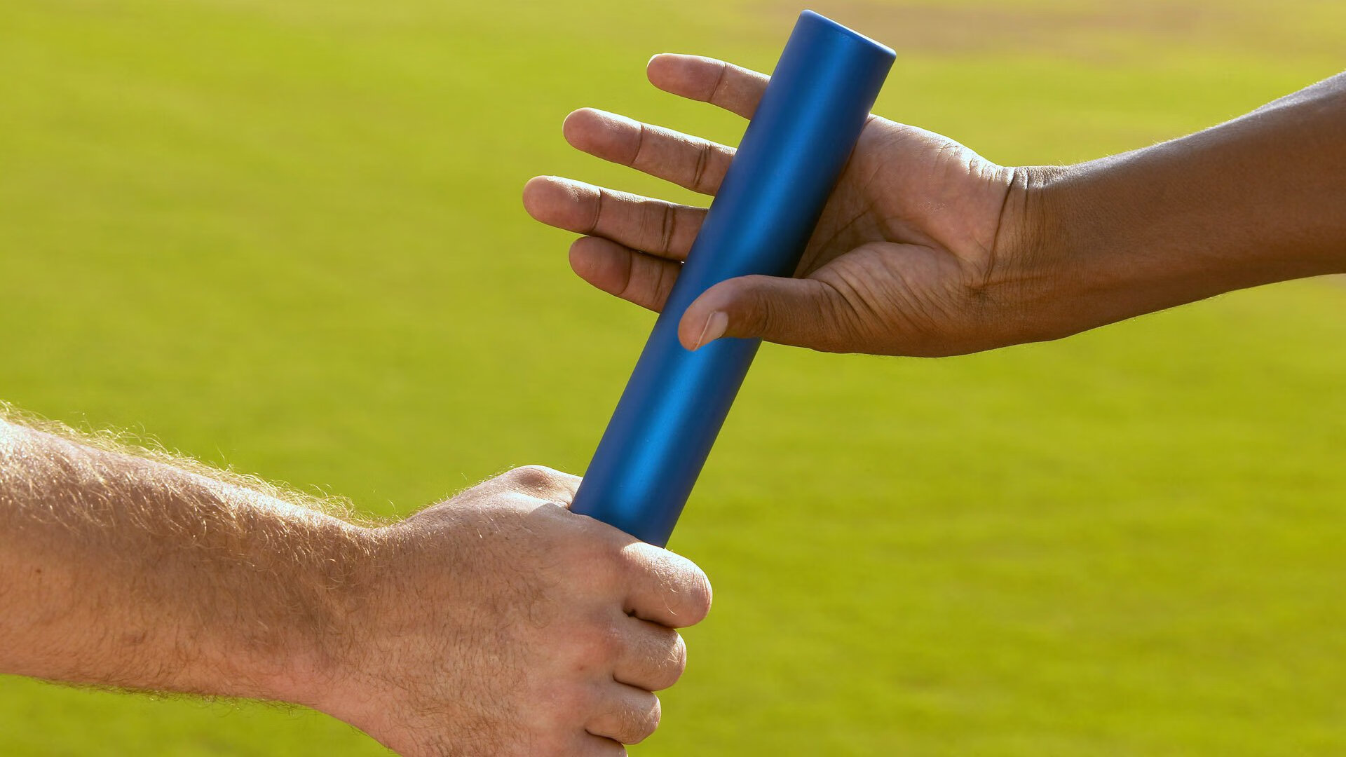 米兰app-瞩目明星对决：梅西与C朗的焦点相遇，梅西配合